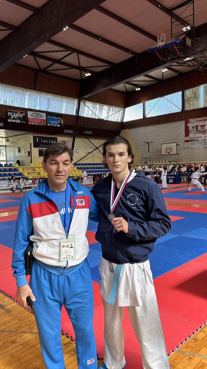 NikolinaKaplar's tweet photo. HEROJ DANA-BOGDAN MILENKOVIC🇷🇸🇷🇸🇷🇸

Srebro za mladog Bogdana Milenkovica iz Beograda (Vozdovac) na Trofeju Srbije 4.10.2026. u Mladenovcu! 🥈🇷🇸

Vicesampion Srbije u karateu, kategorija do 67 kg, mladji seniori do 21 godine.

Ali mene je Bogdan kupio za sva vremena! ❤️ Na dodeli medalja obukao je jaknu na kojoj pise „Vucic team“ i, kada su mu ljudi iz organizacije rekli da to nosi politicku konotaciju, odgovorio je:

„Za mene je cast nositi ovu jaknu i molim vas da mi to pravo ne uskracujete, a takodje se ne secam da su nekim drugim sportistima ljudi iz organizacije ikad sugerisali da ne "pumpaju."🤷‍♂️🤷‍♀️

Bravo, Bogdane! 👏🇷🇸 Mladi, talentovani, kulturni i vaspitani ljudi koji imaju hrabrosti da javno stanu iza svog stava zasluzuju svako postovanje.

Za mene si ti danas mnogo veci sampion od jedne srebrne medalje! 🥈❤️❤️❤️
