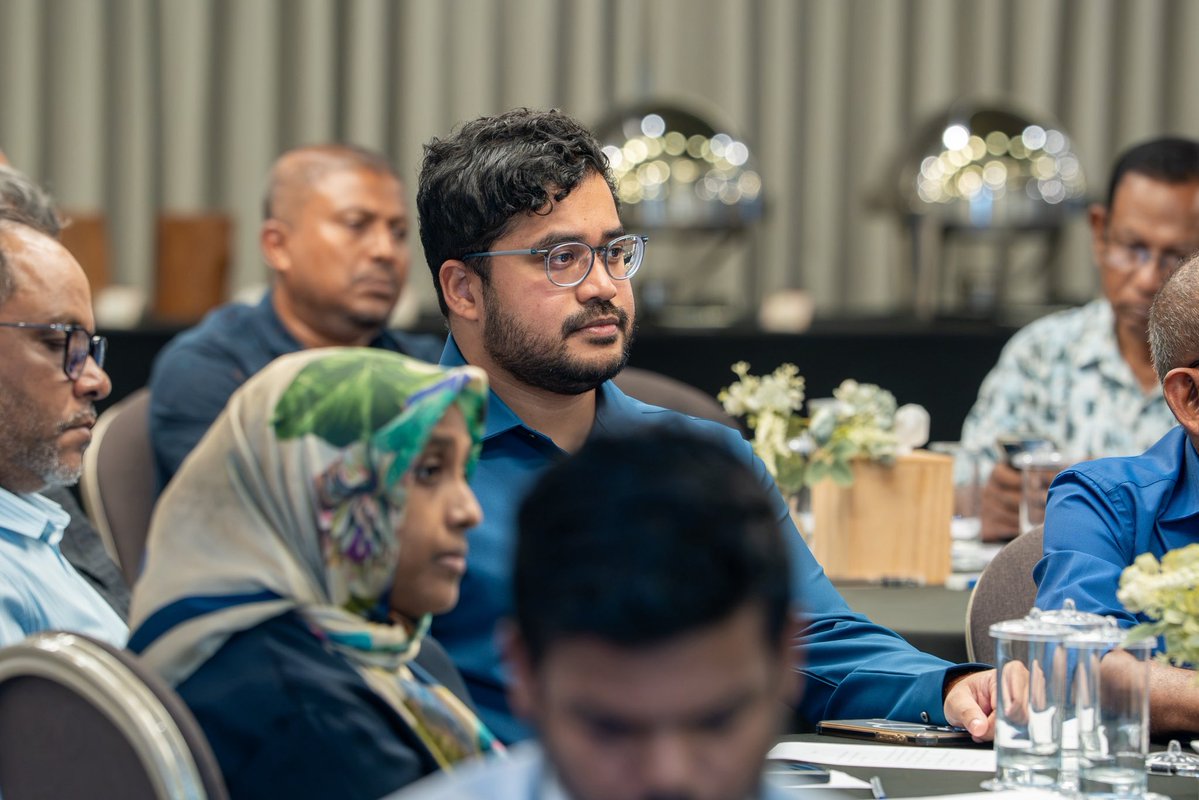 MFAORmv's tweet photo. މަސްވެރިކަމާއި ދަނޑުވެރިކަމުގެ ބޭނުމަށް ދިގު މުއްދަތަށް ކުއްޔަށް ދޫކޮށްފައިވާ ފަޅުރަށްރަށާއި ފަޅުތަކާ ގުޅޭގޮތުން، ކަމާގުޅުންހުރި ފަރާތްތަކާއެކު ބޭއްވި މަޝްވަރާ ބައްދަލުވުމުގައި ވަޒީރު އަޙްމަދު ޝިޔާމް ބައިވެރިވެވަޑައިގެންނަވައިފި.

މި ބައްދަލުވުމަކީ ފަޅުރަށާއި ފަޅު ކުއްޔަށްދިނުމާބެހޭ ޤާނޫނު (ޤާނޫނު ނަންބަރު: 12/2026) ގެ ދަށުން މި ވުޒާރާއިން އެކުލަވައިލަމުންދާ ގަވާއިދުތަކަށް ޚިޔާލު ހޯދުމުގެ ގޮތުން، ދިގު މުއްދަތަށް ފަޅުރަށްރަށާއި ފަޅުތައް ކުއްޔަށް ނަންގަވައިގެން ތަރައްޤީކުރައްވާ ފަރާތްތަކާއެކު ބޭއްވުނު ބައްދަލުވުމެއް.