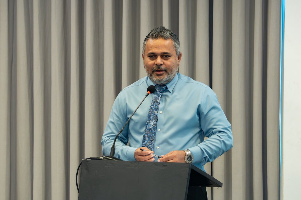 MFAORmv's tweet photo. މަސްވެރިކަމާއި ދަނޑުވެރިކަމުގެ ބޭނުމަށް ދިގު މުއްދަތަށް ކުއްޔަށް ދޫކޮށްފައިވާ ފަޅުރަށްރަށާއި ފަޅުތަކާ ގުޅޭގޮތުން، ކަމާގުޅުންހުރި ފަރާތްތަކާއެކު ބޭއްވި މަޝްވަރާ ބައްދަލުވުމުގައި ވަޒީރު އަޙްމަދު ޝިޔާމް ބައިވެރިވެވަޑައިގެންނަވައިފި.

މި ބައްދަލުވުމަކީ ފަޅުރަށާއި ފަޅު ކުއްޔަށްދިނުމާބެހޭ ޤާނޫނު (ޤާނޫނު ނަންބަރު: 12/2026) ގެ ދަށުން މި ވުޒާރާއިން އެކުލަވައިލަމުންދާ ގަވާއިދުތަކަށް ޚިޔާލު ހޯދުމުގެ ގޮތުން، ދިގު މުއްދަތަށް ފަޅުރަށްރަށާއި ފަޅުތައް ކުއްޔަށް ނަންގަވައިގެން ތަރައްޤީކުރައްވާ ފަރާތްތަކާއެކު ބޭއްވުނު ބައްދަލުވުމެއް.