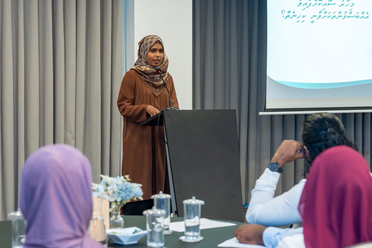 MFAORmv's tweet photo. މަސްވެރިކަމާއި ދަނޑުވެރިކަމުގެ ބޭނުމަށް ދިގު މުއްދަތަށް ކުއްޔަށް ދޫކޮށްފައިވާ ފަޅުރަށްރަށާއި ފަޅުތަކާ ގުޅޭގޮތުން، ކަމާގުޅުންހުރި ފަރާތްތަކާއެކު ބޭއްވި މަޝްވަރާ ބައްދަލުވުމުގައި ވަޒީރު އަޙްމަދު ޝިޔާމް ބައިވެރިވެވަޑައިގެންނަވައިފި.

މި ބައްދަލުވުމަކީ ފަޅުރަށާއި ފަޅު ކުއްޔަށްދިނުމާބެހޭ ޤާނޫނު (ޤާނޫނު ނަންބަރު: 12/2026) ގެ ދަށުން މި ވުޒާރާއިން އެކުލަވައިލަމުންދާ ގަވާއިދުތަކަށް ޚިޔާލު ހޯދުމުގެ ގޮތުން، ދިގު މުއްދަތަށް ފަޅުރަށްރަށާއި ފަޅުތައް ކުއްޔަށް ނަންގަވައިގެން ތަރައްޤީކުރައްވާ ފަރާތްތަކާއެކު ބޭއްވުނު ބައްދަލުވުމެއް.