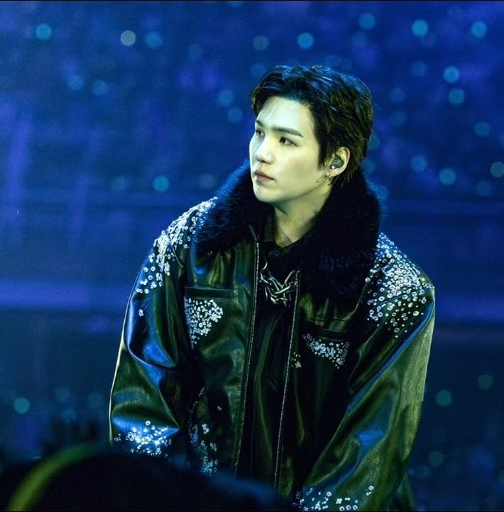 yedini7's tweet photo. 30도 넘는 날에 이걸 입혀도 그냥 입었는데  10월에 무거운게 싫어서 다른 멤버들 자켓에 퍼자켓까지 입는데 혼자 티셔츠에 낚시조끼만 입겠다고 한 사람을 만들어? 개거지같은 옷 쉴드치려고? https://t.co/vI8YpUj64r