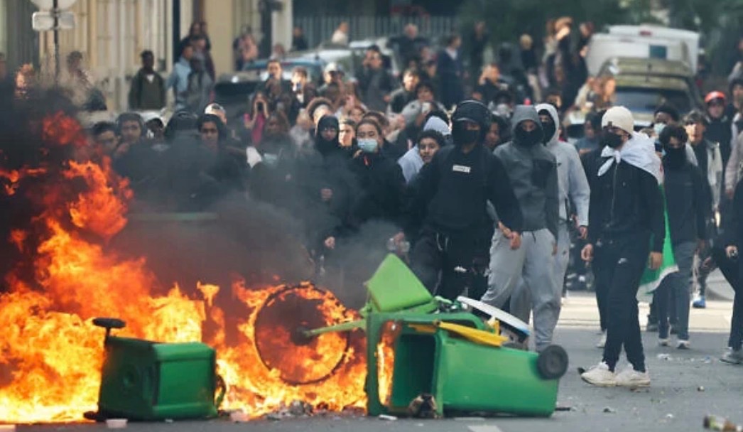 MOSSADil's tweet photo. 🚨 UP TO 500 FRENCH SCHOOLS TO CLOSE AS RIOTS CONTINUE

Up to 500 high schools across France will be totally or partly closed Monday as nationwide student protests continue.

Education Minister Edouard Geffray says lessons will be “totally or partly suspended” at some “400-500” schools because security conditions “have not been fulfilled.” He says 24 schools have been “burned or ransacked” since the movement began.

Students are protesting teacher absences, long school days and deteriorating facilities.
