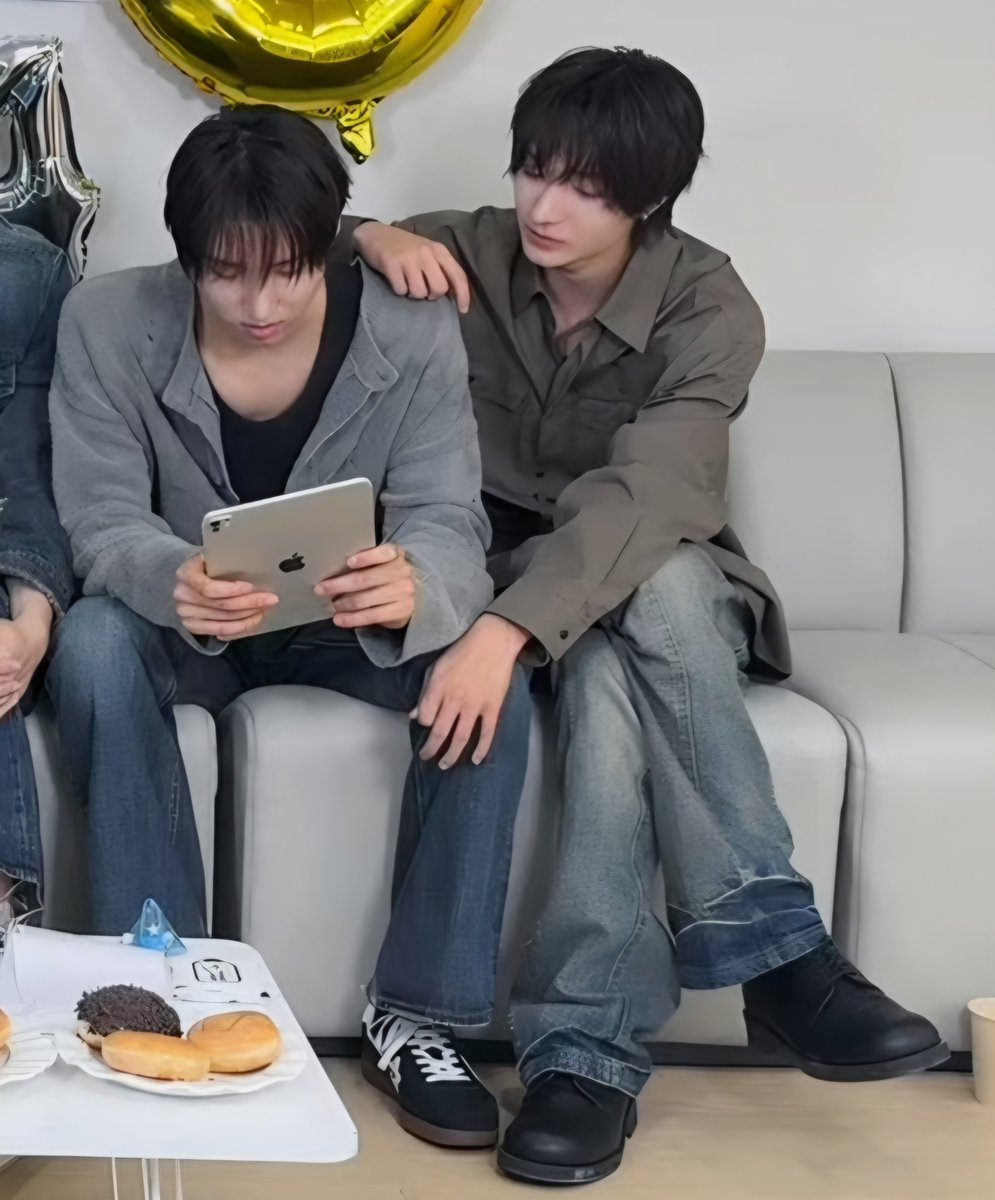 xjureoy's tweet photo. 왼쪽분 옷 좀 여며주세요, https://t.co/vATAE9MFcg