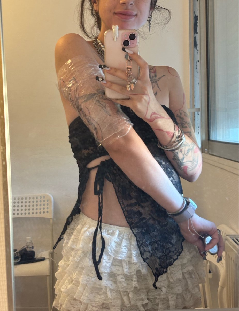 doll_lilix's tweet photo. nouveau tatouage 🖤

#alt #tatoo #mymfr https://t.co/hhm0KCop04