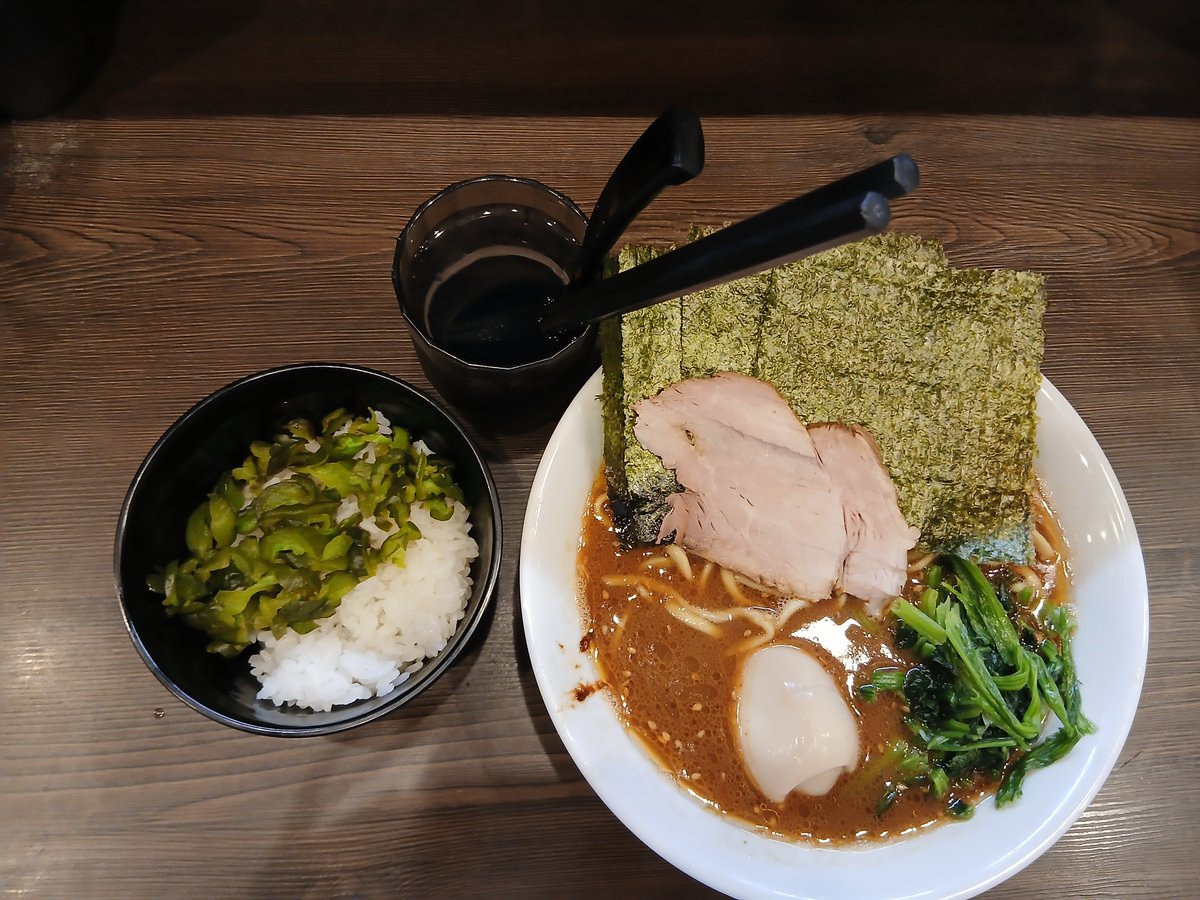 mijikaitakeo's tweet photo. ゲリラ告知の限定旨辛味噌ﾗｰﾒﾝに間に合いました〜！
超旨かった～☺　　　　　　
ライスとこんなに合うとは！
店主タッキーさんｱｲﾃﾞｱ最高です。
今日厨房の楓さんを囲んでスタッフ雅人と三善さんを接写❗
皆さん張り裂ける掛け声でお客さんを出迎え送り出す。
これも武道家本店さんの心意気‼️ https://t.co/XfhYwEt7Uo