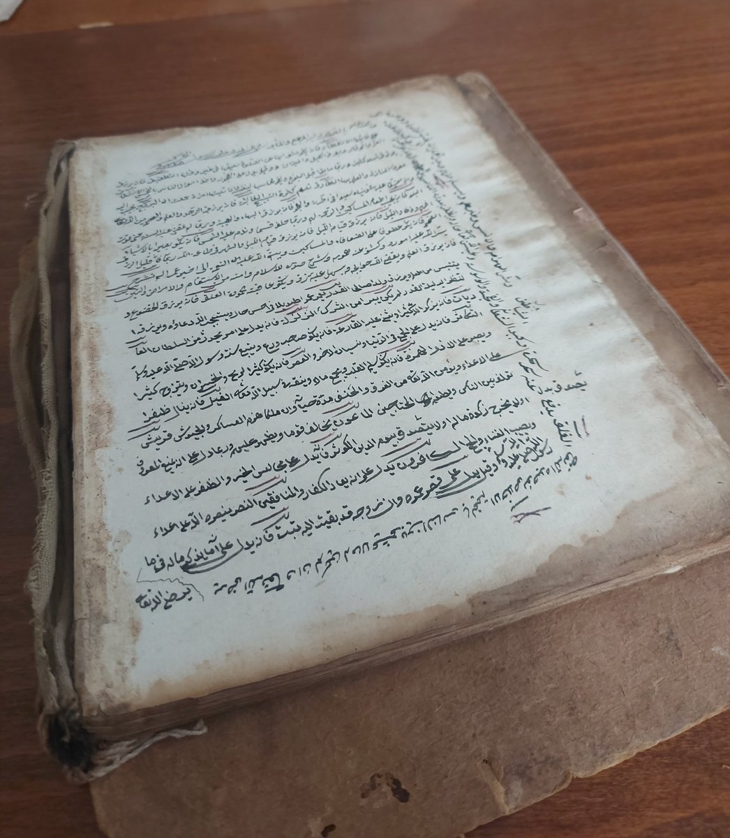 mufidyuksel's tweet photo. Kürt Medreselerinde ve Kürt Mollaların elinde bulunan Nadide İslâm Yazma Eserleri Türkiye Yazma Eserler Kurumunca toplanmalı ve bu yönde bölgede (Diyarbakır, Van veya Bitlis merkezde olabilir) âcilen bir Bölge Yazma Eserler Kütüphanesi Kurulmalı.

Çünkü, maalesef bölgede yeni kuşaklar bunlara, bu eserlere hiç  mi hiç kıymet/değer vermiyor. Mollalar da çoğunlukla ellerindeki bu nadide yazma eserleri kitapçılara götürüp yeni matbu kitaplarla takas ediyorlar. Değerlerini bilmiyorlar. Ya da bir kısmı üç-beş kuruşa satıyor. Bir çoğu da zamanında, "Ayak altında kalmasın" denerek toprağa gömüldü. Birçok Medresedeki nadide yazma eser böyle zâyi oldu. Bölgenin yıllarca en tanınmış, en fazla ulemâ yetiştiren medreselerinde bu suretle yazma eser neredeyse kalmadı. 

Sadece Hâlidî Şeyhi Şeyh Abdurrahman El-Aktepî'nin elde kalan kütüphanesinde halen 700'ü aşkın Yazma Eser bulunuyor.

Zamanında sahip çıkılmadığı için  90'lı yıllara kadar Norşin'de bulunan 300'ü aşkın nadide yazma eser zâyi oldu. İçlerinde Sûdi Bosnevi'nin Hafız Divânı Şerhinin Sudî'nin kendi el yazısı/hattı ile olan asıl nüshası bulunuyordu. 

2010 Yılına kadar Hasankeyf Er-Rızk Camiinde bulunan nadide yazma eserler sahip çıkılmadığı için zâyi oldu.

Bu çerçevede Melekan'daki Medrese, Aktepe, Eğdad  ve Ohin'dekiler  başta olmak üzere kalan tüm yazma Eserler toplanmalı.