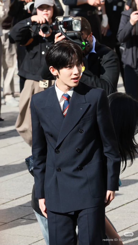 Whispers_1606's tweet photo. The classic black suit from Valentino suits Park Siwoo’s elegant posture perfectly.
PARK SIWOO AT VALENTINO PFWSS27
#PARKSIWOOxVALENTINO
#PARKSIWOO https://t.co/W6fudIchu1