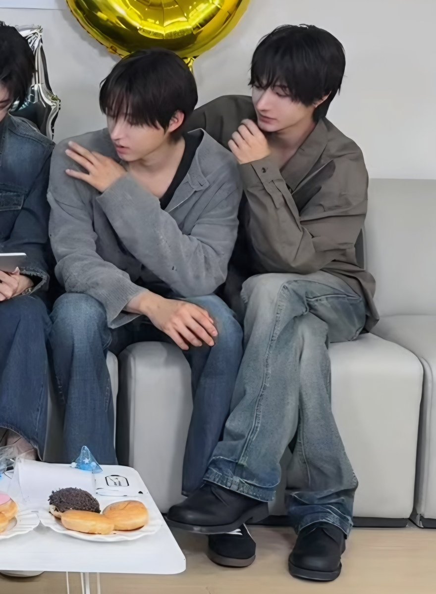 xjureoy's tweet photo. 왼쪽분 옷 좀 여며주세요, https://t.co/vATAE9MFcg