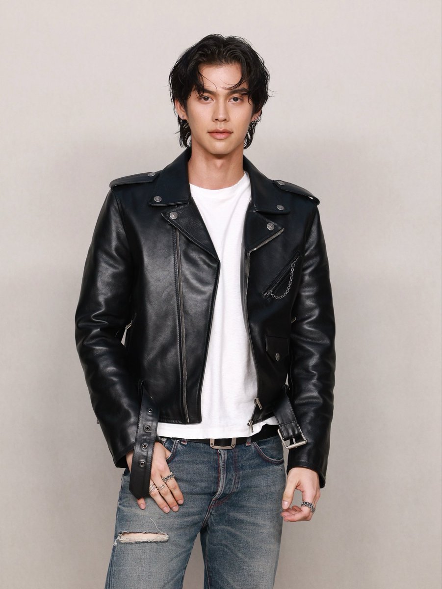Siam_Paragon's tweet photo. ไบรท์-วชิรวิชญ์ (@bbrightvc) ร่วมชมแฟชั่นโชว์ Acne Studios คอลเลกชันสุภาพสตรี ฤดูใบไม้ผลิ/ฤดูร้อน 2027 ณ กรุงปารีส

สัมผัสคอลเลกชันใหม่จาก Acne Studios ได้ที่โซน South ชั้น 1 สยามพารากอน

BRIGHT WITH ACNE STUDIOS 

#AcneStudios @acnestudios 
#AcneStudiosSS27xBRIGHT
#bbrightvc 
#SiamParagon