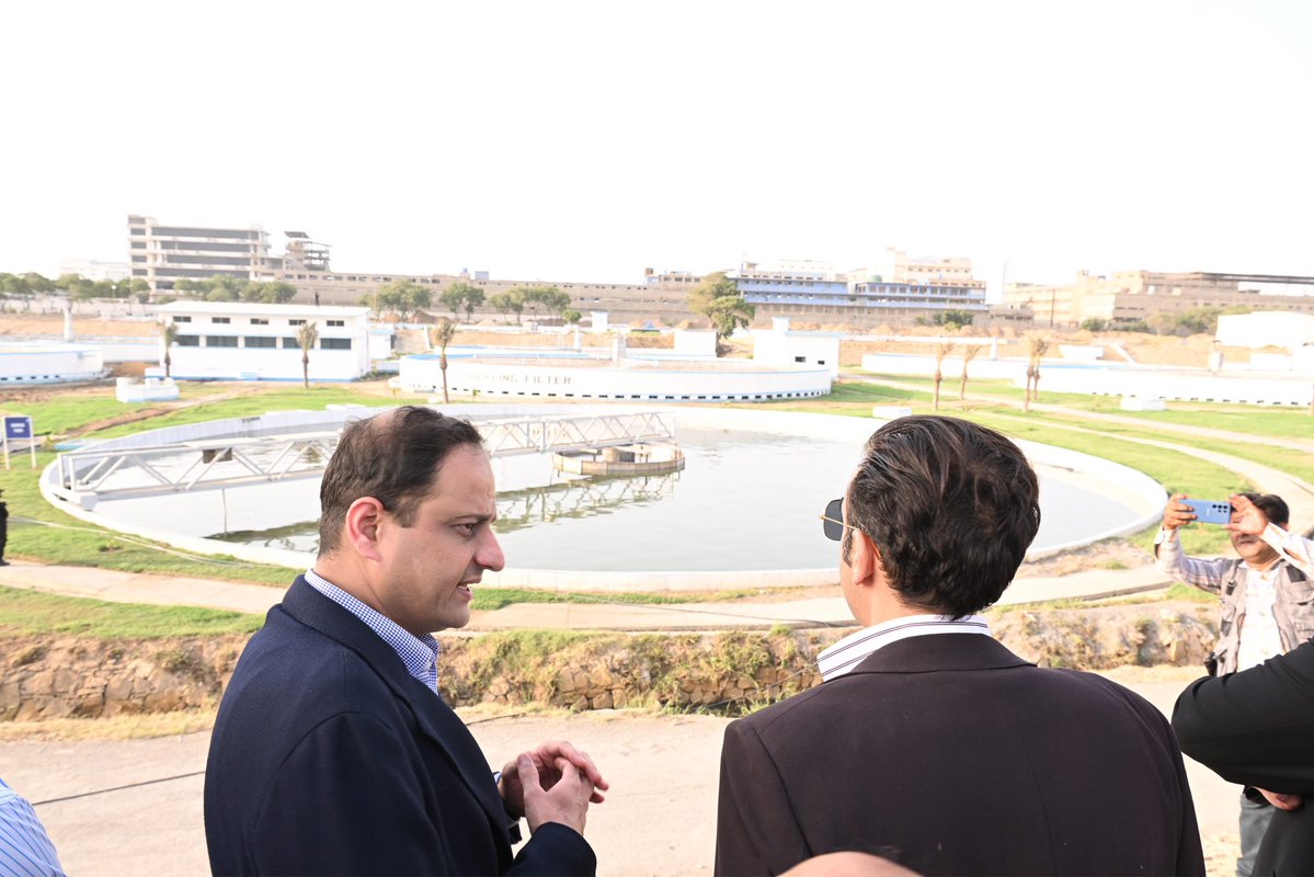 Sadiajavedppp's tweet photo. Chairman @BBhuttoZardari alongside CM Sindh, inspects the treated and recycled water at TP-1 Haroonabad after undergoing multiple stages of purification. Projects like this can play a vital role in meeting Pakistanβs growing water needs. This model should be replicated across the country. π΅π°