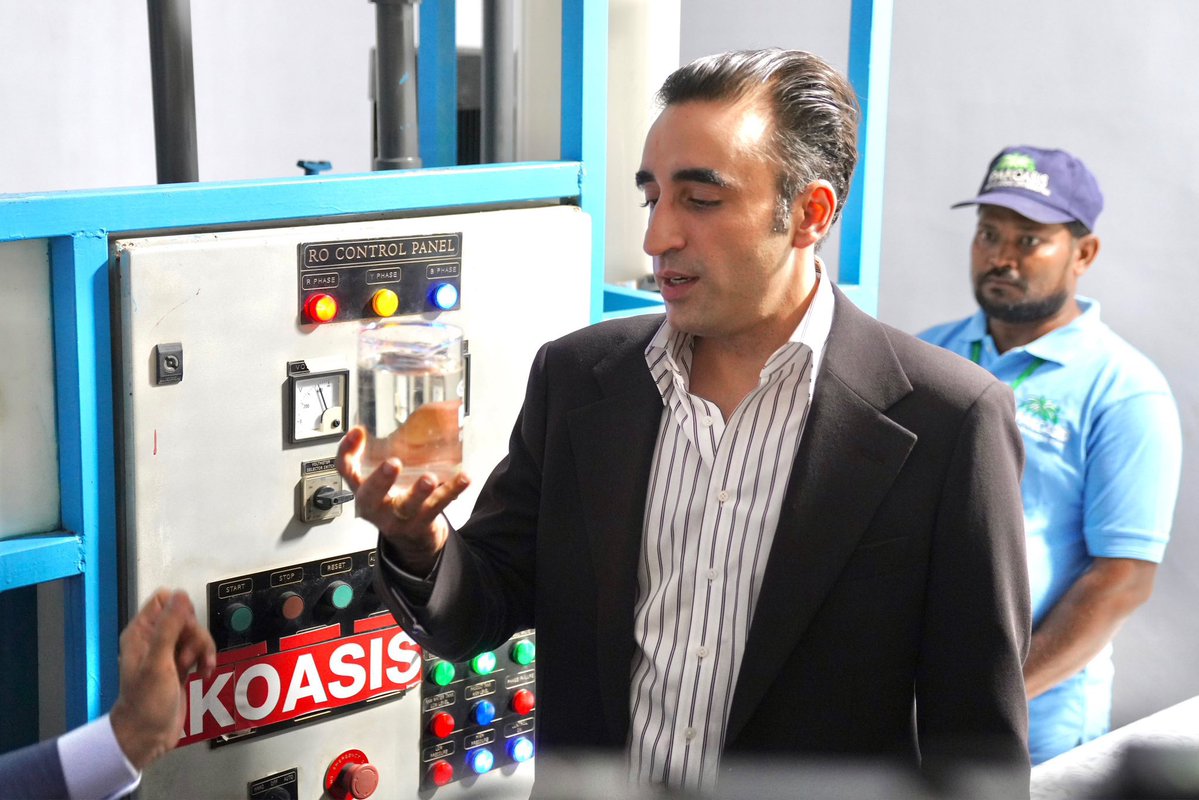 Sadiajavedppp's tweet photo. Chairman @BBhuttoZardari alongside CM Sindh, inspects the treated and recycled water at TP-1 Haroonabad after undergoing multiple stages of purification. Projects like this can play a vital role in meeting Pakistanβs growing water needs. This model should be replicated across the country. π΅π°