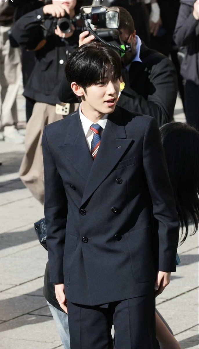 7nekf7m4's tweet photo. 현장에서의 박시우는 과장되지 않은 멋이 느껴져요. 그만의 담담한 느낌이 옷과 잘 어울려서 보는 내내 감탄하게 돼요.

PARK SIWOO AT VALENTINO PFWSS27

#PARKSIWOOxVALENTINO
#VALENTINOPFWSS27
#PARKSIWOO https://t.co/giPuNDAa9d