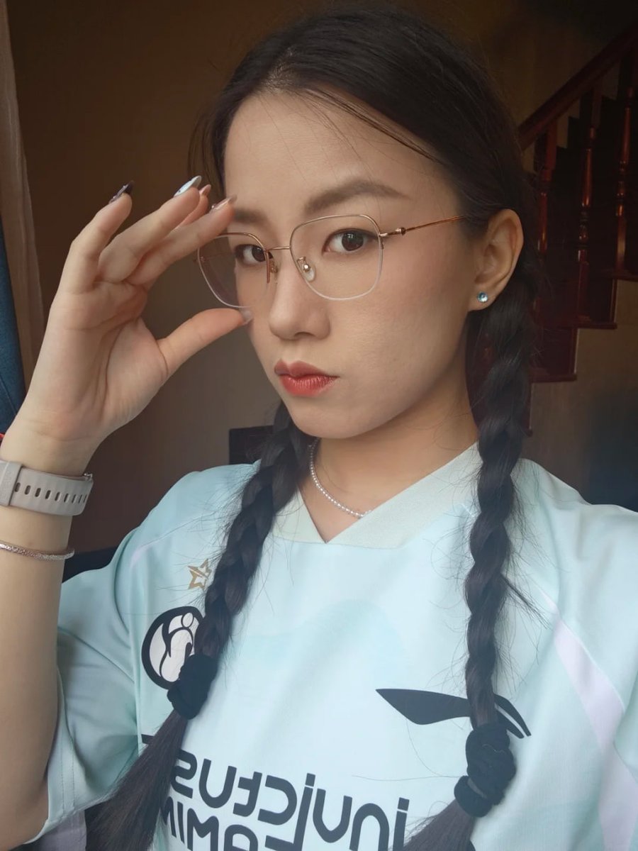 tadeo5662's tweet photo. 谁说双马尾只能属于少女？熟女扎起来，好像也挺犯规。突然想装一次乖，你觉得像吗？ https://t.co/kHdJXo9jo1