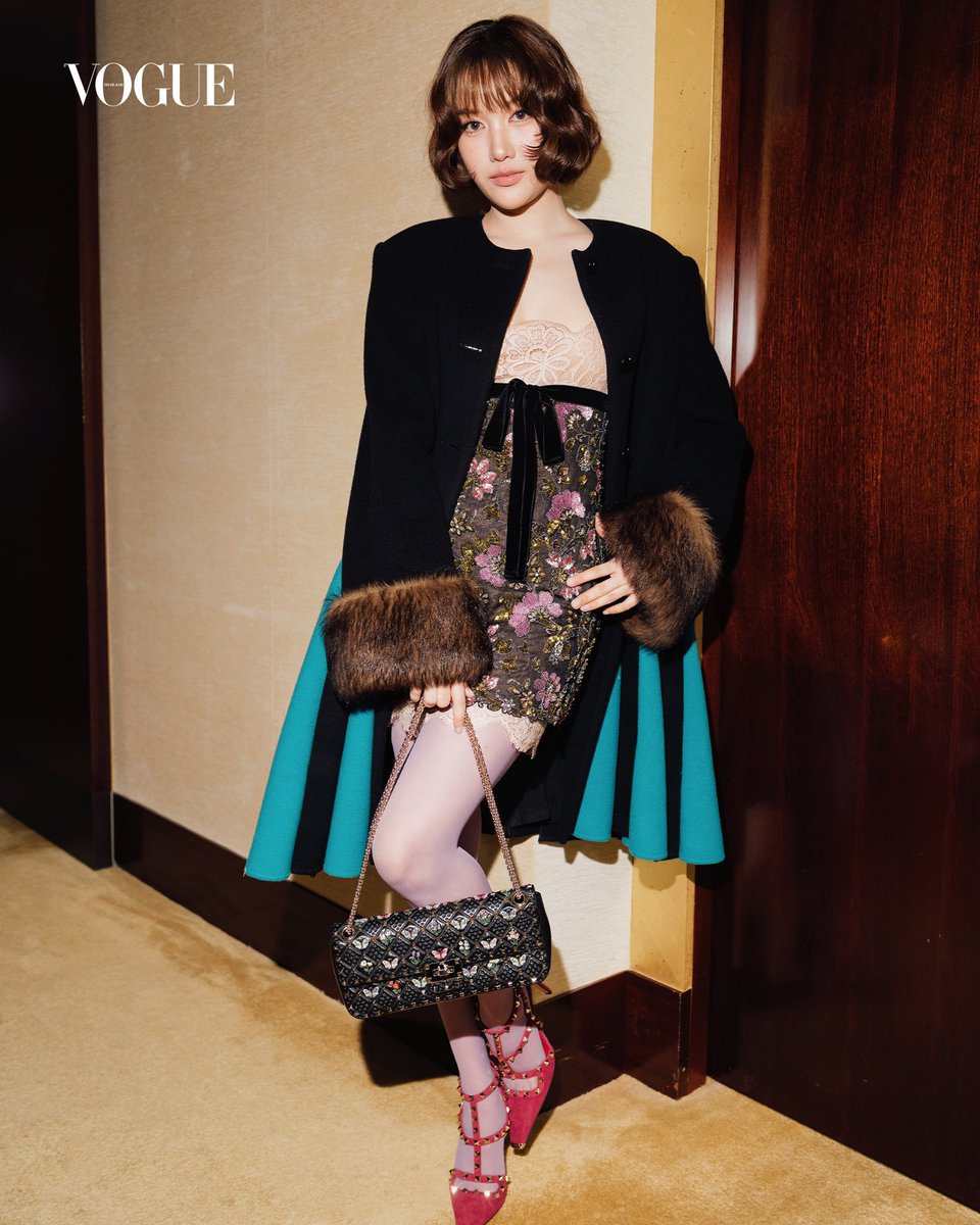 freenismyworld7's tweet photo. My girl is out there serving Paris elegance while I’m in my room kicking my feet and staring at my screen like an idiot. 😭🫠❤️

SAROCHA X VALENTINO PFW SS27
#ValentinoSS27xFreen
#ValentinoAntibiblioteca
#ValentinoGaravani
#srchafreen
#PFW

@valentinoTH @MaisonValentino https://t.co/rkMkrKqhaG