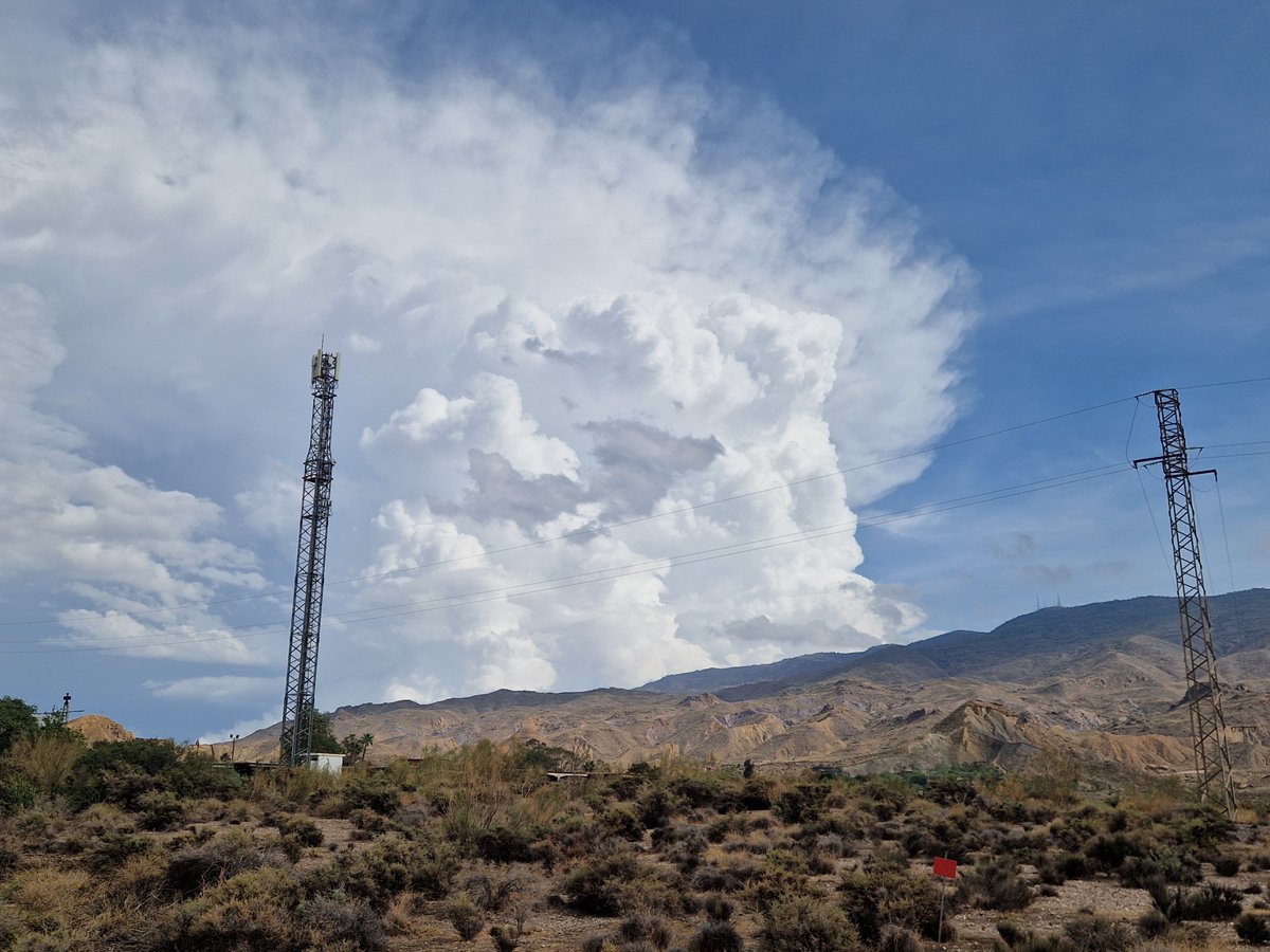 josestormchaser's tweet photo. Nueva #Supercelula costa de #Almería..hay 2 parejas. https://t.co/gWgeq09N3U