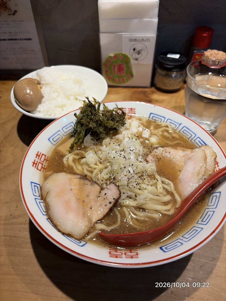 pERfBa83cC60943's tweet photo. 今朝は嫁さんを送って朝ラー求めてサムライノネイロさんへ

とんにぼ(太麺)🍜＋ライス中盛り🍚

美味しさが口いっぱいに広がって一気に食べるのが勿体ないのでゆっくり完食😋

タカポンさん、色々お話しもできてありがとうごさいました🙇‍♂️
ご馳走様でした🥢
 # #松山市  #ラーメン  #サムライノネイロ https://t.co/uKZU42o06F