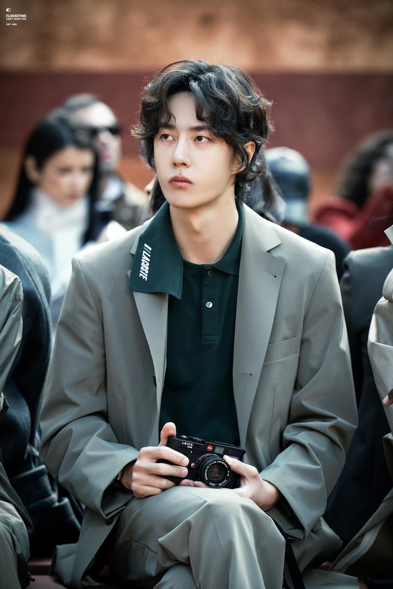DINSOW85's tweet photo. ตากล้องหล่ออยู่​ทางนี้นะคะ

#WangYiboPFWxLacosteSS27 
#LacosteSS27 #ParisFashionWeek 
#PFW #Lacoste https://t.co/NRWRco2RLM