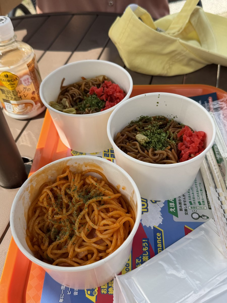 serverSE's tweet photo. 【カフェ193（あらかわ遊園）】
晴れた土曜日に都電で荒川遊園地へ！引退した車両を活用したレトロな喫茶店。
青空の下、テラス席で「ナポリタン」をオーダー！カップ入りで食べやすく、日本一遅いコースターを眺めながらのランチはロケーションも最高👍久々の青空ランチを満喫できました！ https://t.co/T3b2Jqvc3Y