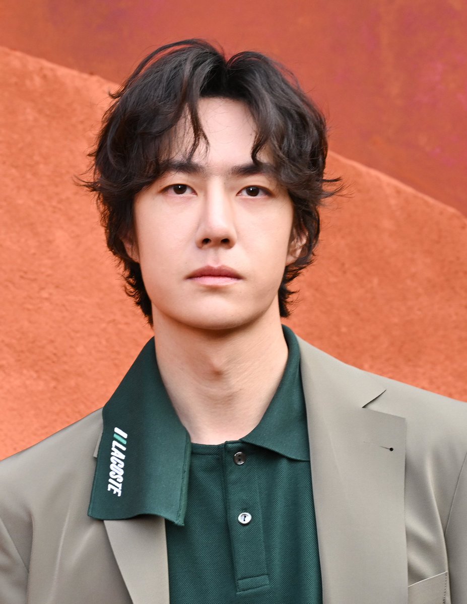 EverydaynewsTH's tweet photo. หล่อเกินต้าน "WangYibo" Global Brand Ambassador ของ Lacoste กับลุคฟรอนต์โรว์ ร่วมชมแฟชั่นโชว์ Lacoste Spring/Summer 2027 ณ Paris Fashion Week 

WANG YIBO LACOSTE NO WHITE
#EVERYDAYth #WangYibo
#WangYiboPFWxLacosteSS27
#WangYiboxLacoste #LACOSTESS27 #LACOSTE https://t.co/KTuVNMloJU