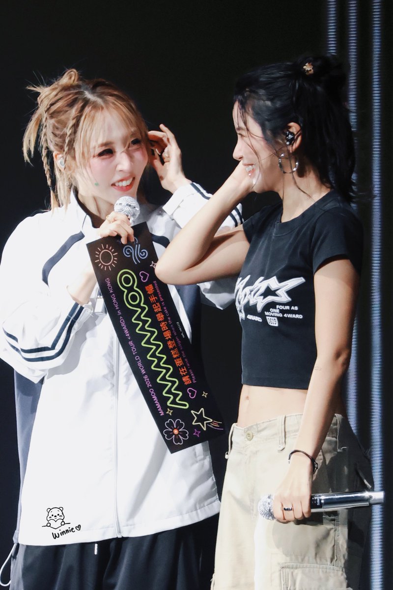 Winnie_Zzzz_'s tweet photo. 261004 4WARD in HongKong

ㅋㅋ😄😁

#마마무 #MAMAMOO 
#솔라 #문별 https://t.co/QzHK4ezKlV