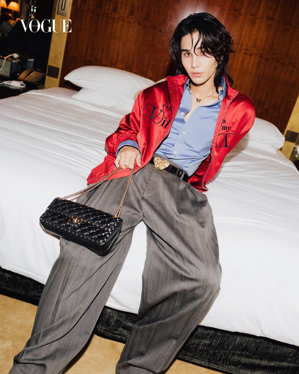 jeffsatur_Italy's tweet photo. YOU HATE ALL YOU WANT BUT I LOVE THIS FIT 
Classic+bold colours+LONG DARK HAIR OMGGGGG 

JEFFSATUR X VALENTINO PFW SS27

#ValentinoGaravani #ValentinoAntibiblioteca #ValentinoSS27xJeffSatur #JeffSatur https://t.co/XNLY0R3IXn