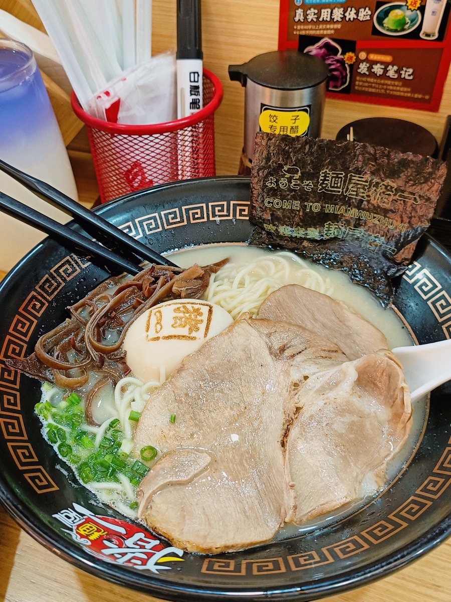 cusurykhqili's tweet photo. Cena de medianoche: un tazón de ramen humeante, el silencio de la calle afuera y esa sensación cálida que solo un pequeo local te da después de un día largo. https://t.co/1n0jE8kDE7
