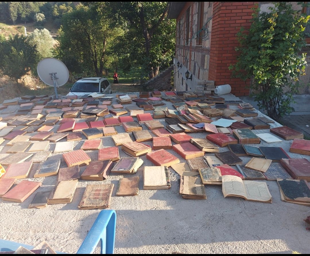 mufidyuksel's tweet photo. Kürt Medreselerinde ve Kürt Mollaların elinde bulunan Nadide İslâm Yazma Eserleri Türkiye Yazma Eserler Kurumunca toplanmalı ve bu yönde bölgede (Diyarbakır, Van veya Bitlis merkezde olabilir) âcilen bir Bölge Yazma Eserler Kütüphanesi Kurulmalı.

Çünkü, maalesef bölgede yeni kuşaklar bunlara, bu eserlere hiç  mi hiç kıymet/değer vermiyor. Mollalar da çoğunlukla ellerindeki bu nadide yazma eserleri kitapçılara götürüp yeni matbu kitaplarla takas ediyorlar. Değerlerini bilmiyorlar. Ya da bir kısmı üç-beş kuruşa satıyor. Bir çoğu da zamanında, "Ayak altında kalmasın" denerek toprağa gömüldü. Birçok Medresedeki nadide yazma eser böyle zâyi oldu. Bölgenin yıllarca en tanınmış, en fazla ulemâ yetiştiren medreselerinde bu suretle yazma eser neredeyse kalmadı. 

Sadece Hâlidî Şeyhi Şeyh Abdurrahman El-Aktepî'nin elde kalan kütüphanesinde halen 700'ü aşkın Yazma Eser bulunuyor.

Zamanında sahip çıkılmadığı için  90'lı yıllara kadar Norşin'de bulunan 300'ü aşkın nadide yazma eser zâyi oldu. İçlerinde Sûdi Bosnevi'nin Hafız Divânı Şerhinin Sudî'nin kendi el yazısı/hattı ile olan asıl nüshası bulunuyordu. 

2010 Yılına kadar Hasankeyf Er-Rızk Camiinde bulunan nadide yazma eserler sahip çıkılmadığı için zâyi oldu.

Bu çerçevede Melekan'daki Medrese, Aktepe, Eğdad  ve Ohin'dekiler  başta olmak üzere kalan tüm yazma Eserler toplanmalı.