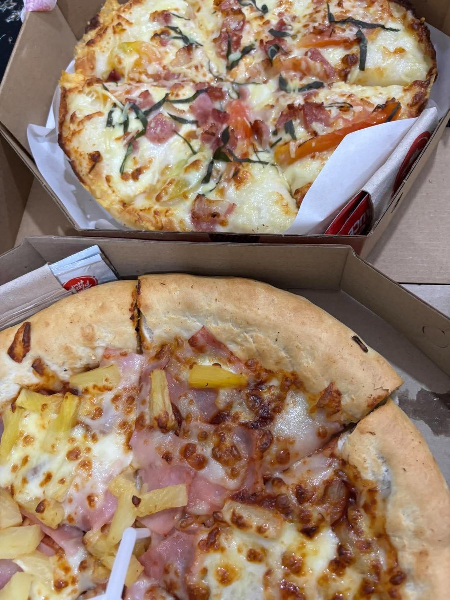 jashteyncg2's tweet photo. Same couch, same favorite pizza, different weekend. Buy 2 pizzas and get ₱200 OFF. Sulit ang stay-at-home routine from Friday to Sunday! https://t.co/IqZ2u9h9tm
