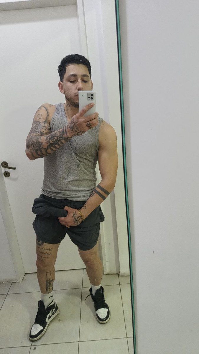 Hungexequil's tweet photo. Hey. Wanna chat? Feeling chill and extra today hrny. lol. hmu https://t.co/xNqi708jEQ