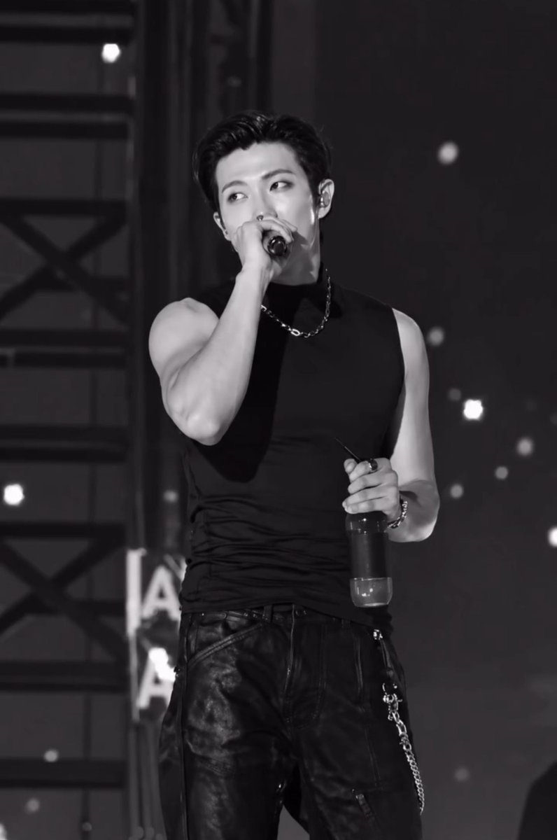 BTStoleMyTidies's tweet photo. OMG KIM NAAMJOON YOU'RE REAL DRAGON LORD 😭 https://t.co/3JfSNpw3xR