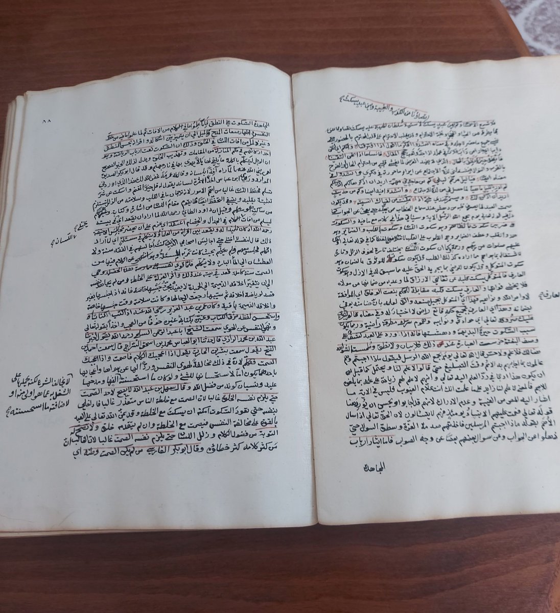 mufidyuksel's tweet photo. Kürt Medreselerinde ve Kürt Mollaların elinde bulunan Nadide İslâm Yazma Eserleri Türkiye Yazma Eserler Kurumunca toplanmalı ve bu yönde bölgede (Diyarbakır, Van veya Bitlis merkezde olabilir) âcilen bir Bölge Yazma Eserler Kütüphanesi Kurulmalı.

Çünkü, maalesef bölgede yeni kuşaklar bunlara, bu eserlere hiç  mi hiç kıymet/değer vermiyor. Mollalar da çoğunlukla ellerindeki bu nadide yazma eserleri kitapçılara götürüp yeni matbu kitaplarla takas ediyorlar. Değerlerini bilmiyorlar. Ya da bir kısmı üç-beş kuruşa satıyor. Bir çoğu da zamanında, "Ayak altında kalmasın" denerek toprağa gömüldü. Birçok Medresedeki nadide yazma eser böyle zâyi oldu. Bölgenin yıllarca en tanınmış, en fazla ulemâ yetiştiren medreselerinde bu suretle yazma eser neredeyse kalmadı. 

Sadece Hâlidî Şeyhi Şeyh Abdurrahman El-Aktepî'nin elde kalan kütüphanesinde halen 700'ü aşkın Yazma Eser bulunuyor.

Zamanında sahip çıkılmadığı için  90'lı yıllara kadar Norşin'de bulunan 300'ü aşkın nadide yazma eser zâyi oldu. İçlerinde Sûdi Bosnevi'nin Hafız Divânı Şerhinin Sudî'nin kendi el yazısı/hattı ile olan asıl nüshası bulunuyordu. 

2010 Yılına kadar Hasankeyf Er-Rızk Camiinde bulunan nadide yazma eserler sahip çıkılmadığı için zâyi oldu.

Bu çerçevede Melekan'daki Medrese, Aktepe, Eğdad  ve Ohin'dekiler  başta olmak üzere kalan tüm yazma Eserler toplanmalı.
