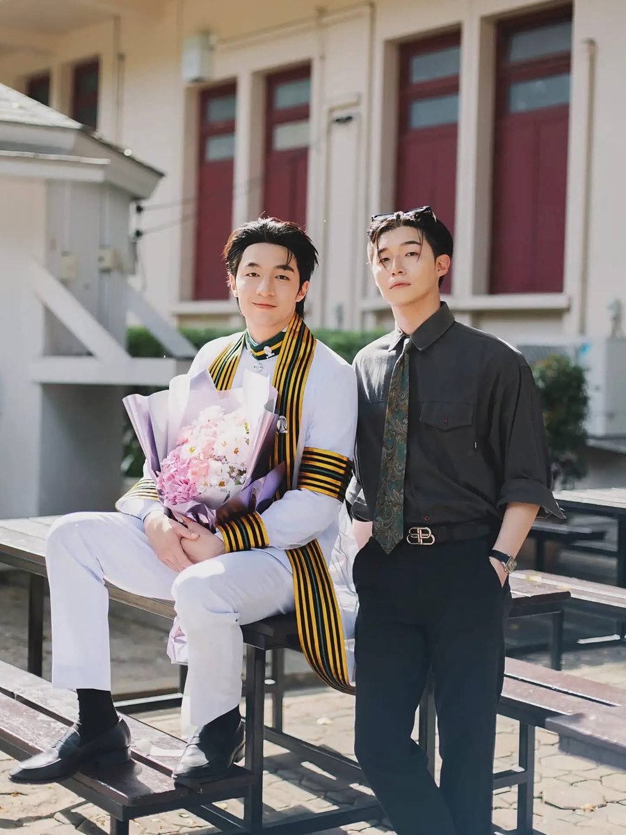 pttt236's tweet photo. กรี๊ดมากกกก น้องชิน น้องชายหมอมิณทร์เรียนจบแล้ว น้องโตขนาดนี้แล้วหรอ ละหล่อแพ็คคู่มากกกกกกก แพ้หนุ่มตี๋ ฮือออ DNA บ้านนี้โคตรเว่อ 🥹 https://t.co/H7HbyuQVd9