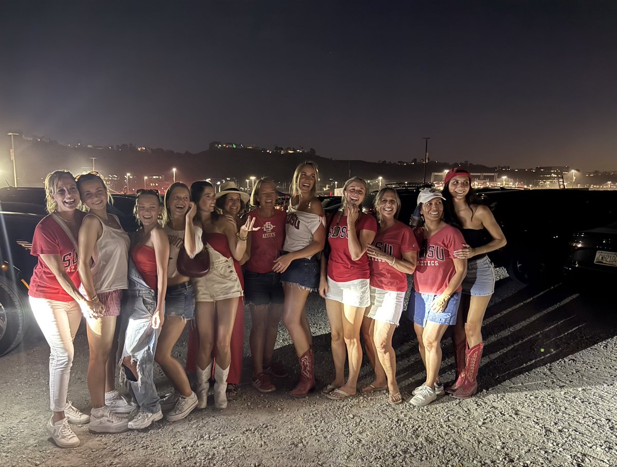 enthused's tweet photo. @SDSU Aztec win at Snapdragon Stadium! Great way to wrap up Family Weekend! 🏈 🏖️ 📚 https://t.co/uUaE2UMSXq