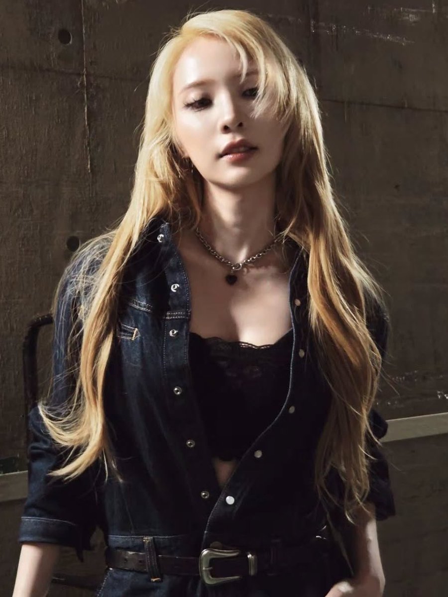 jinghuhh's tweet photo. HOLY MOTHER OF NECKLACE, SHINING SHIMMERING GLITTERING GLISTENING OH GOD IM BLINDED https://t.co/jsp7b4HLDQ