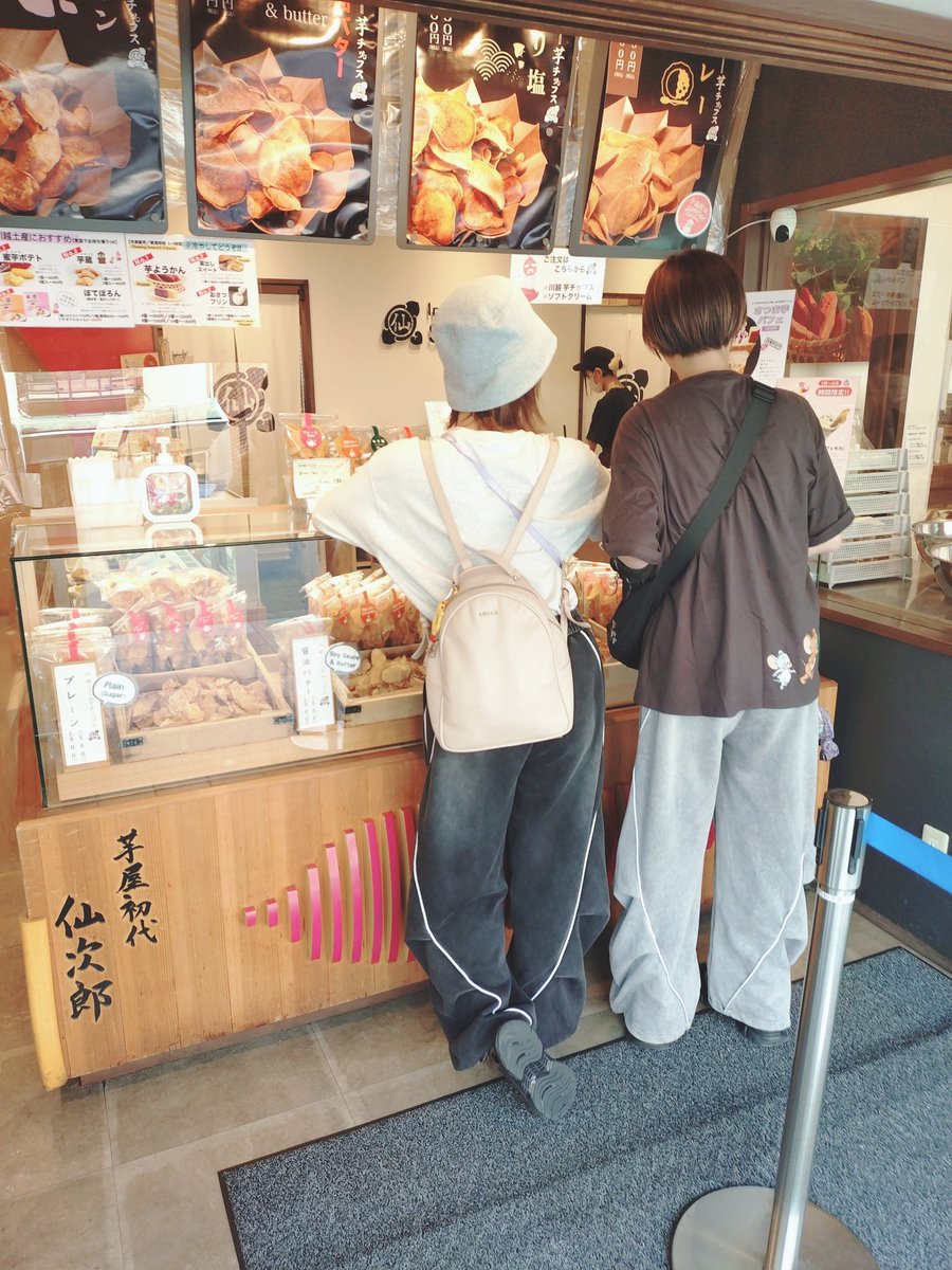 0914Time's tweet photo. 明日10/5のワイは…
岩槻で岡田ちほさんのアテンド！

平日ですがお待ち申しておりまする👽
※小柳歩氏とのツーショ写真添えて
⚠プロモーション https://t.co/80H4HnEi5u