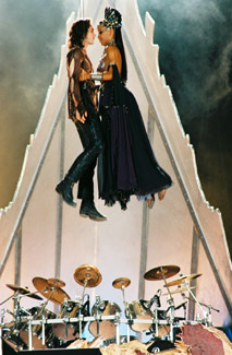 Aaliyah_Fanatic's tweet photo. rare, Aaliyah on the set of 'Queen of the Damned', 2000 https://t.co/MVX8YezGDu