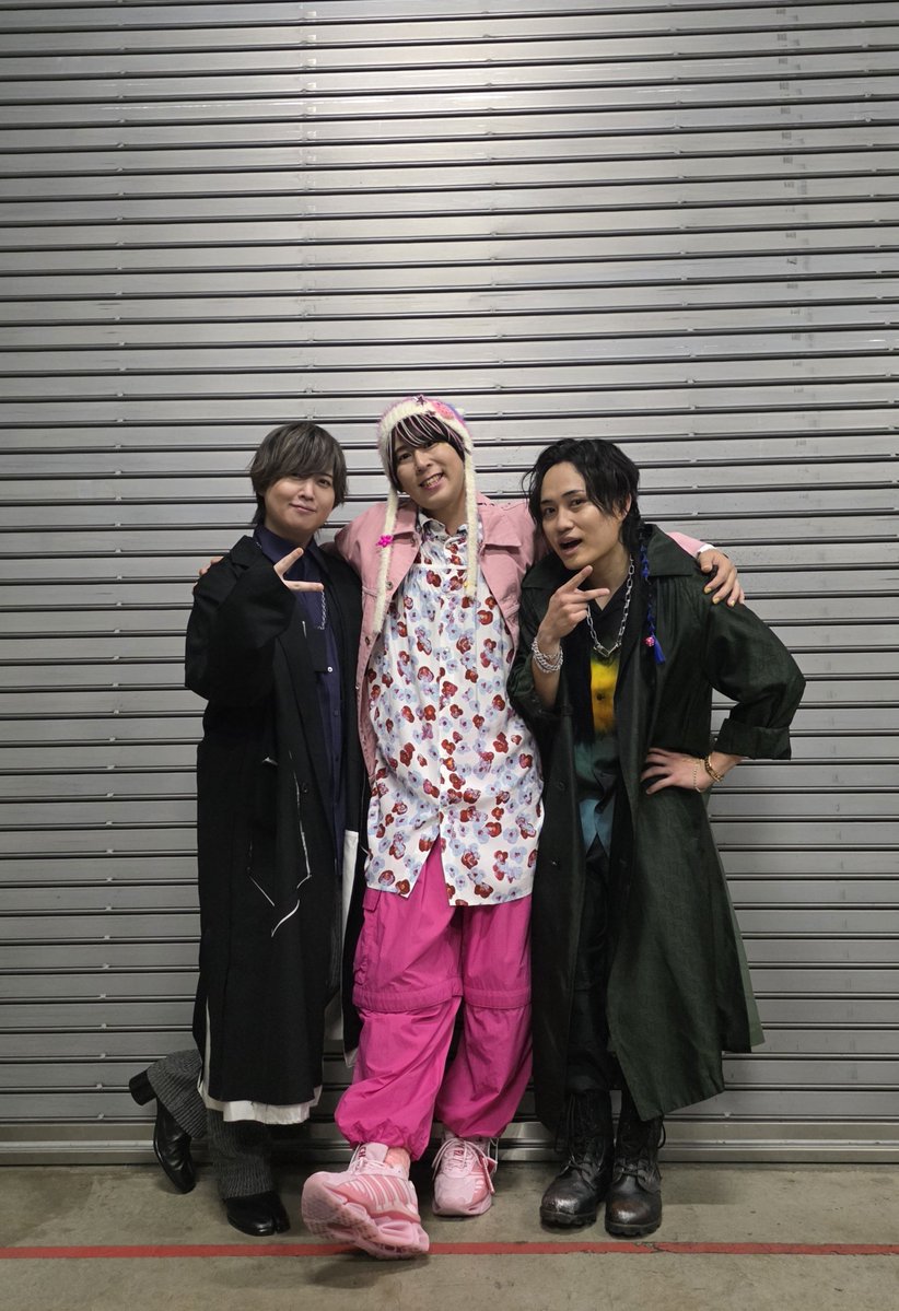 shirai_universe's tweet photo. 『#ヒプマイ12thライブ』2日間ご来場&amp;ご視聴誠にありがとうございました＼(^o^)／
7ディビジョン21人全員揃ってのステージはとんでもなくパワフルでした✨✨✨
そんな中で僕たちはシブヤらしい色でこの2日間を彩ることができたと思うな🍭📙🎲
次は来年8月🎤
楽しみに待っててね～C(o^-')/
#ヒプマイ https://t.co/XtHaMCp1yn