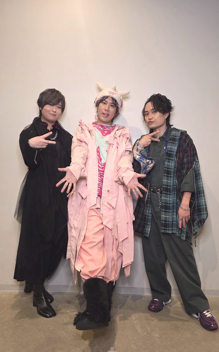 shirai_universe's tweet photo. 『#ヒプマイ12thライブ』2日間ご来場&amp;ご視聴誠にありがとうございました＼(^o^)／
7ディビジョン21人全員揃ってのステージはとんでもなくパワフルでした✨✨✨
そんな中で僕たちはシブヤらしい色でこの2日間を彩ることができたと思うな🍭📙🎲
次は来年8月🎤
楽しみに待っててね～C(o^-')/
#ヒプマイ https://t.co/XtHaMCp1yn