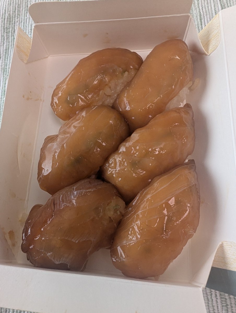naozone's tweet photo. 経由した那覇空港で大東寿司をお土産に買い、自宅で頂く。
鰆の旨味に加え甘み酸味塩味のバランスがとれた漬けタレが味わい深く美味しかった。
天気に恵まれた宮古島5日間だった。まだまだ暑さが続く沖縄から戻って、秋の訪れを実感中。 https://t.co/CdYbxl2iVC