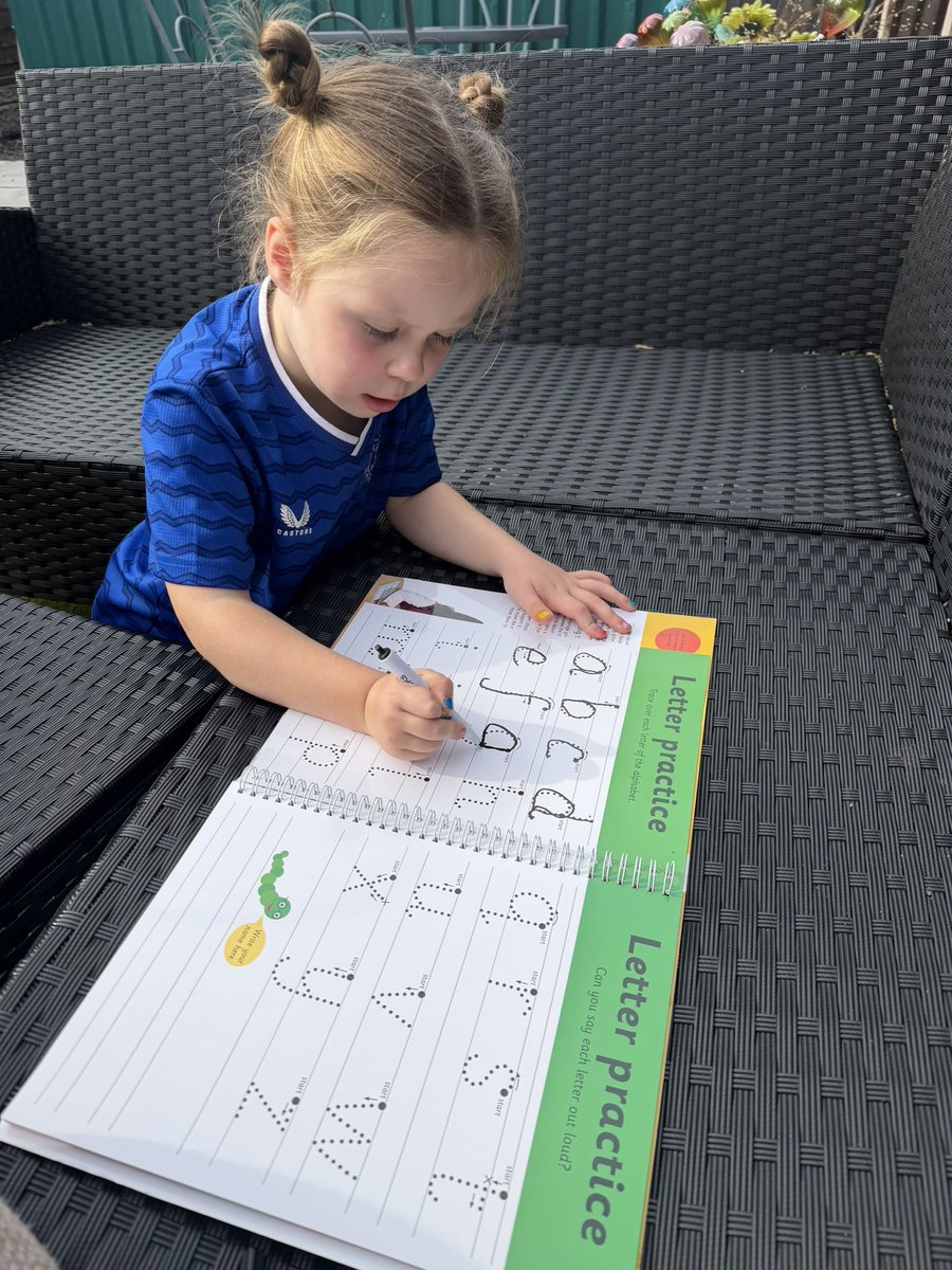 ArnoldVickyxx's tweet photo. Lily-Mae doing some phonics in the garden📚❤️ @Springwellpark_ @SpringwellRecep https://t.co/X0mO7h26Yp