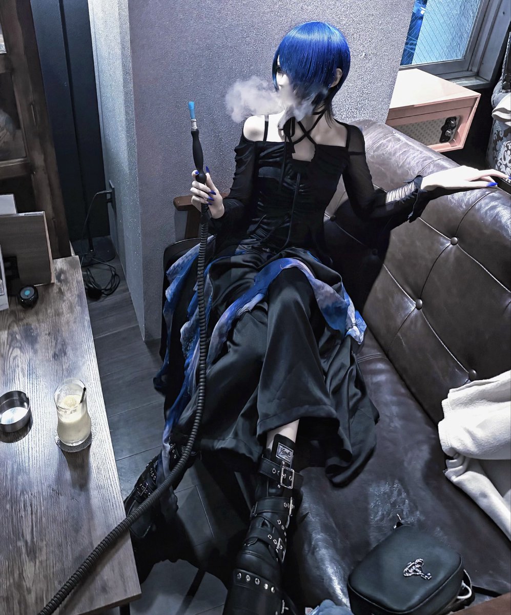Qillb_'s tweet photo. お出かけしたあと必ずシーシャに誘い出す
青髪ウルフお姉さん https://t.co/sbYjpONLcu