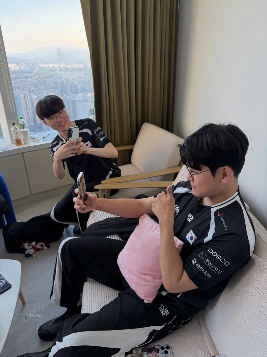 formyharu__'s tweet photo. 이거 어디서 많이 본 장면이다 https://t.co/WtVMO8SkB8