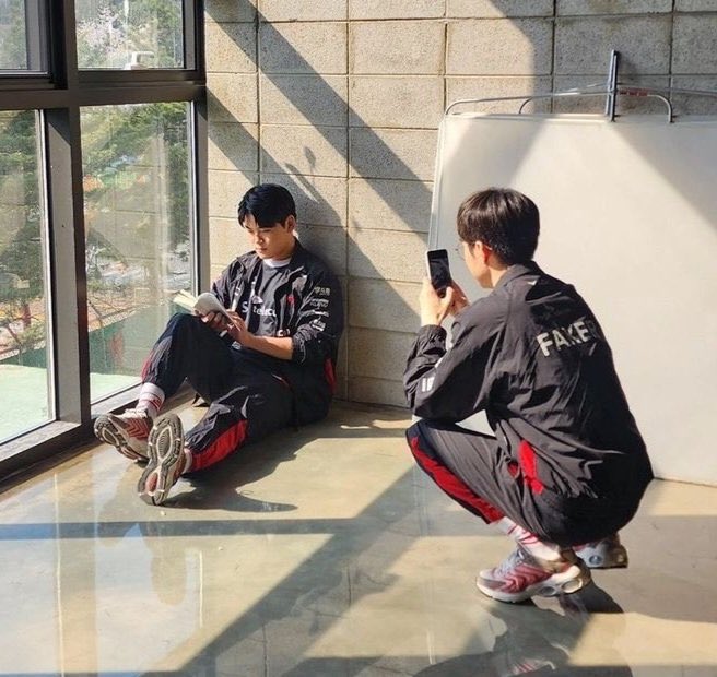 formyharu__'s tweet photo. 이거 어디서 많이 본 장면이다 https://t.co/WtVMO8SkB8