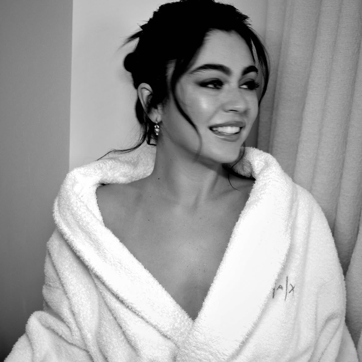 deanalliebot's tweet photo. her beauty is just out of this world https://t.co/e4MT9gwqv7