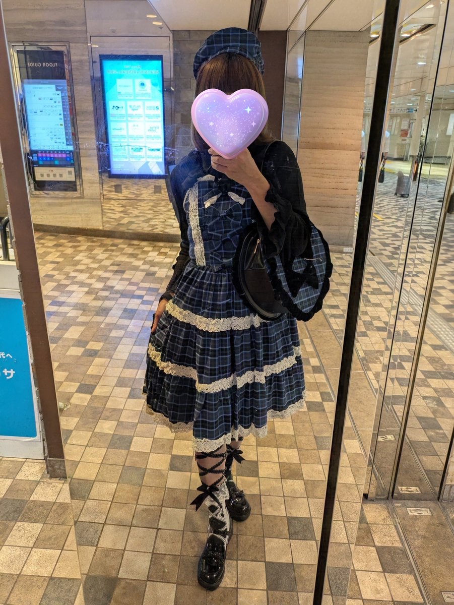 nanamikity's tweet photo. ゴスロリマーケット行ってきました✨
今日のコーデは青のチェック柄👗
お迎えしたものは小物数点とスコーンとクッキー🥰なんとか予算内に抑えた💸
#ゴスロリマーケット
#GLM15 https://t.co/OnZ164ouMb