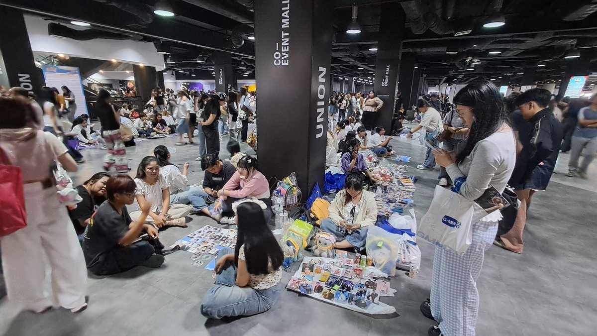 Maliyoshida's tweet photo. รีวิวตลาดหยกชั้น 5 วันนี้มีการจัดระเบียบพื้นที่การขายให้เป็นแนวเดียวกันให้มีพื้นที่เดินได้สะดวกขึ้น ช่วงบ่ายคนเยอะแล้วตกค่ำคนยิ่งเยอะเป็นทวีคูณ จินตนาการไม่ออกช่วงตลาด OT จัดทุกอังคารและพุธอยู่ชั้น 4 แต่มีบางวีคจัดอยู่ชั้น 5 รับรองยูเนี่ยนแตกแน่
#GMMTVFANIVAL2026HappyFamily https://t.co/kfLW5eypYs