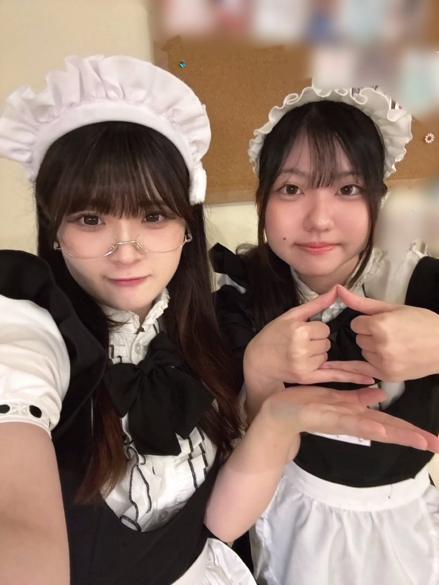 Amari_time's tweet photo. あとこれ見てください！スヤさんとお給仕後に撮った素敵なお写真です✨✨
何のポーズだと思いますか❓さて、何のポーズなんだろうなぁ https://t.co/C9tjWVMl8k