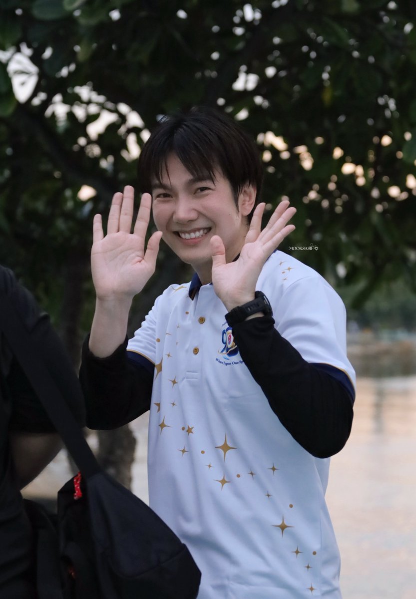 mooksasii's tweet photo. ก็เพราะว่าเธอน่ารัก(ขึ้น)ทุกๆวัน จนไม่อาจเปลี่ยนใจฉันที่มีให้เธอได้เลย ฉันก็คงต้องบอกฉันรักเธอ เหมือนเคย~ 🎧ྀི♪⋆.✮

⋆｡ ﾟ☁︎｡ ⋆｡ ﾟ☀︎｡ ⋆｡ ﾟ

021026
#AerobicsMoveTogether90
#90YearsTogetherOneSpirit

#BuildJakapan @JakeB4rever 
#Beyourluve #sspicss https://t.co/OtDuwqIS3H