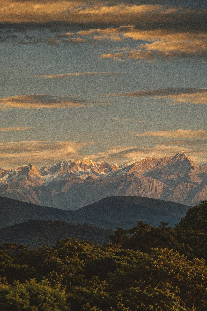 alejocalder0n's tweet photo. Sierra Nevada del Cocuy y Güican (Zizuma) fotografiada desde la Marginal de la selva entre Paz de Ariporo y Hato Corozal, Casanare. Punto mágico donde el encuentro de la cordillera de los andes y la orinoquía es más que fantástico. 

#porlacarretera https://t.co/wza3KN7Z82