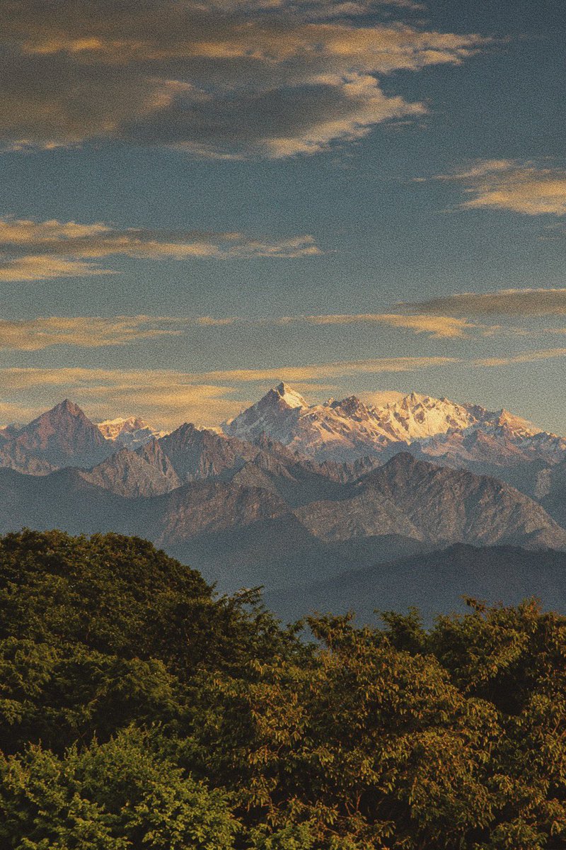 alejocalder0n's tweet photo. Sierra Nevada del Cocuy y Güican (Zizuma) fotografiada desde la Marginal de la selva entre Paz de Ariporo y Hato Corozal, Casanare. Punto mágico donde el encuentro de la cordillera de los andes y la orinoquía es más que fantástico. 

#porlacarretera https://t.co/wza3KN7Z82